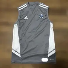 adidas グレー ノースリーブシャツ 環太平洋大学サッカー部