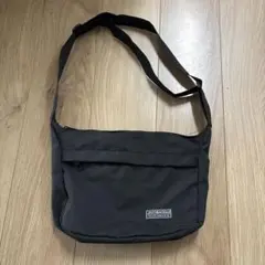 黒のナイロンショルダーバッグ