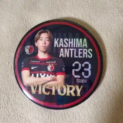 激レア！！鹿島アントラーズ 鈴木優磨 勝利時限定VICTORY缶バッジ　GOLD 鹿島アントラーズ 鈴木優磨 缶バッジ 背番号9 - メルカリ