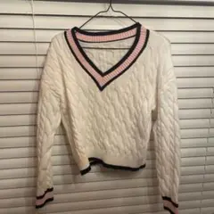 ケーブルニット Vネックセーター ホワイト