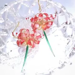 ゆらゆら揺らめく赤い彼岸花ピアスNo.387