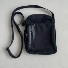 ナイキ　ショルダーバッグ　ティーシャイン着用