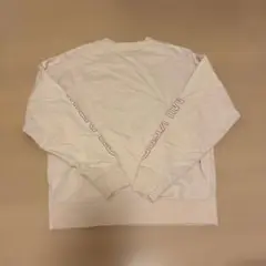 クリーム色 長袖トレーナー ロゴ付き