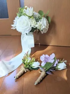 ホワイトの造花ブーケとブートニア2色