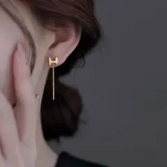 hモチーフ　ピアス　ゴールド