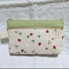 ハンドメイド、苺、蜂柄の２つファスナーポーチ、通帳ケース、きなり、緑