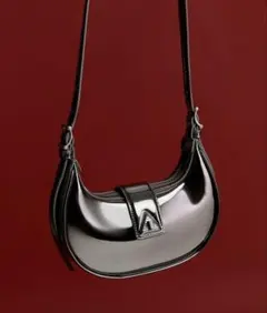 【美品】チャールズ＆キース トライアングルバックル ベルトショルダーバッグ