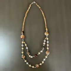 多層構造の茶色系ネックレス