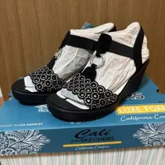 Skechers Rumble on-Queen B2ウェッジサンダル