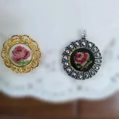 プチポワンペンダントヘッドとブローチ2点セット
