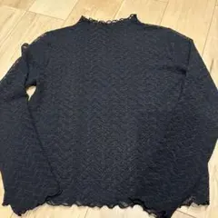 透け感のある黒の長袖トップス