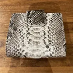 ダイヤモンドパイソンレザーベロ付き折り財布