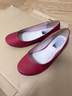 赤いフラットシューズ