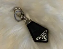 【プラダ】格安！PRADA サフィアーノレザー キーホルダー三角ロゴのサムネイル