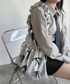 リボン装飾付きシルバー トートバッグ