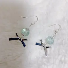 ハンドメイド リボン型ピアス 透明ビーズ　水色　推し活　推し色