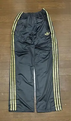 アディダスadidas　トラックパンツ　Ｏサイズ　ブラック　ゴールド