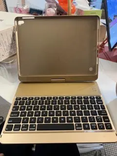 タブレット用ゴールドキーボードカバー
