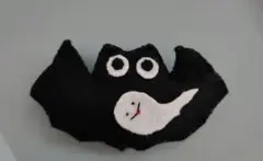ハロウィン　ちょっとスリムなコウモリとオバケちゃんのブローチです