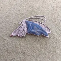 今月末迄！蝶の形 シルバー ブローチ 青色石