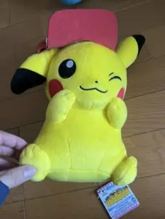ピカチュウ ぬいぐるみ 赤い帽子付き