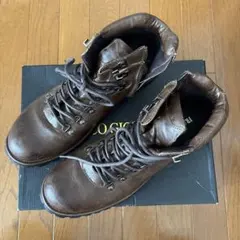 ブラウンのハイカットマウンテンブーツ