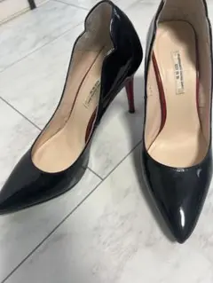 セブントゥエルヴサーティ 黒 エナメル パンプス　ハイヒール　赤ピンヒール