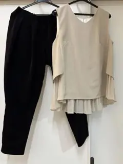 ベージュフレアトップスと黒パンツセットアップ/フォーマル　結婚式　お呼ばれ