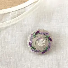 ラベンダーのリースと鳥　刺繍　ブローチ