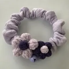 花モチーフ付き紫色シュシュ首輪　ハンドメイドペット用アクセサリー