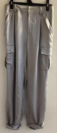 アンタイトルのおしゃれサテンカーゴパンツ