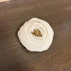 アイボリー 花形コサージュ 金色ビーズ