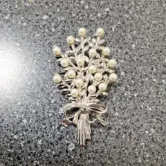 AVON　ブローチ大　シルバーカラー　アクセサリー　エイボン