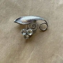 アメリカヴィンテージ　クリアラインストーンにシルバーリーフのブローチ