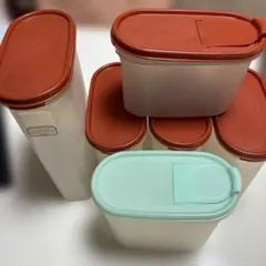 タッパーウェア　　食品保存容器 5個セット 赤と白➕グリーン容器一つ
