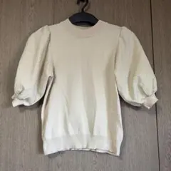 クリーム色 フリル付きパフスリーブニット