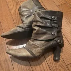 【Au Bannister】レザー風ブーツ ボタン付き