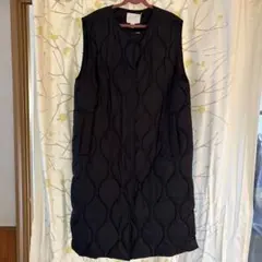 黒のキルティングベスト