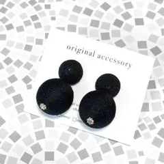 【インコのピーちゃん様専用】ブラック♡ボンボンイヤリング