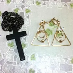 十字架ネックレスとイヤリング