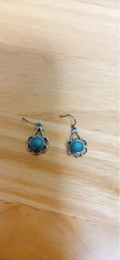 フラワーモチーフ 揺れるフックピアス ターコイズカラー