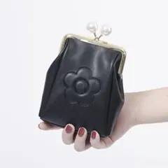 マリークワント　エンボスデイジーパール ガマ口マルチポーチ