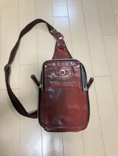 harvest doubles レザー スリングバッグ 赤