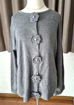 お値下げ！ホワイトイタリヤード日本製☆ 花モチーフボタン ニットカーディガン