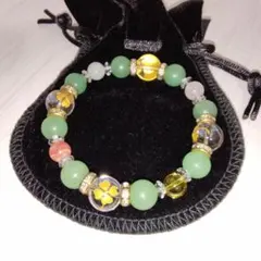 幸運の四つ葉のクローバーの金色レリーフ入り　天然石パワーストーンブレスレット