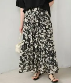 ブージュルード　モノトーンプリントティアードスカート