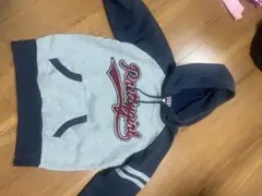 グレーとネイビーのロゴパーカー