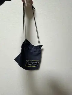 刺繍ロゴ付きデニム風サコッシュ