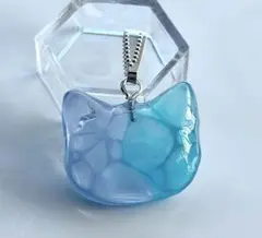 ①猫型 レジン ペンダントトップ ブルーグラデーション ハンドメイド