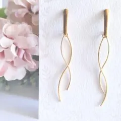 ステンレスピアス ロング ゴールド ウェーブ 曲線 普段使い きれいめ 華奢